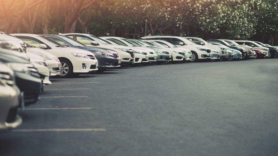 Fahrzeuge warten auf Abholung und Ankauf auf dem Autohof von Auto verkaufen Weilerswist